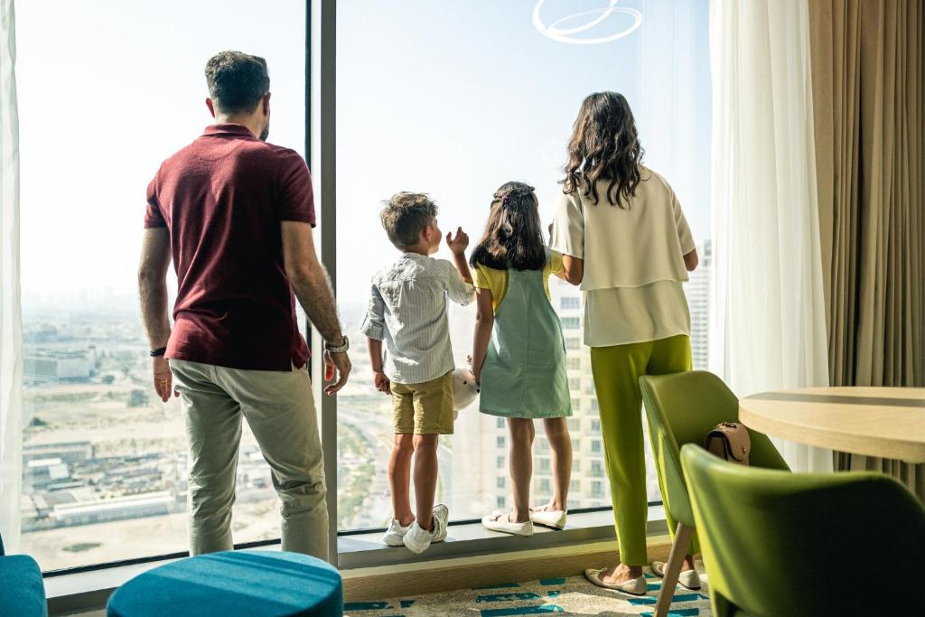 Holiday Inn & Suites - Dubai Science Park by IHG Dubai 03